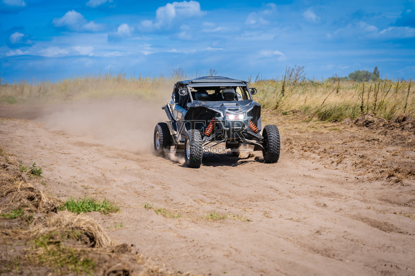 越野车和4x4越野车在沙质轨道。越野车极限骑行照片摄影图片