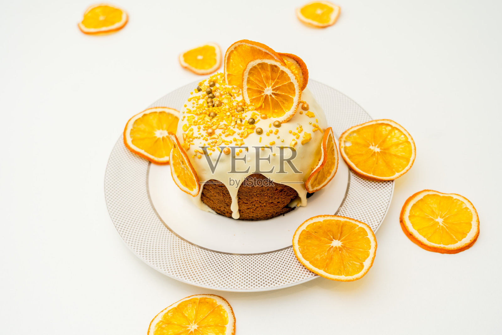 传统的复活节蛋糕，有水果和彩绘彩蛋。复活节烘烤。春天的节日。照片摄影图片