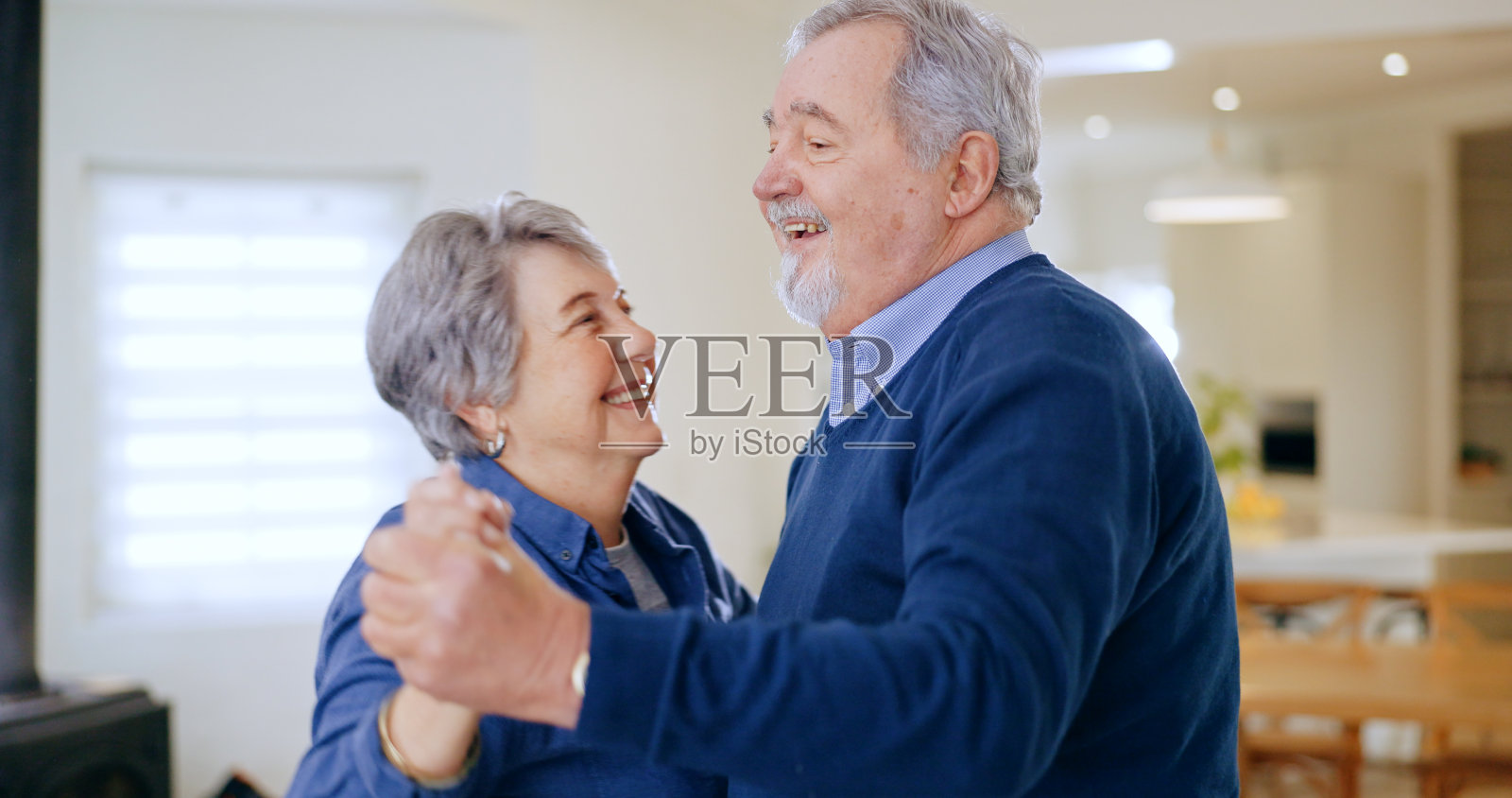 家，和老夫妻一起跳舞，爱，幸福和退休，在客厅里浪漫。浪漫，老年妇女和老年男子用庆祝，感动和周年纪念用微笑和愉快照片摄影图片