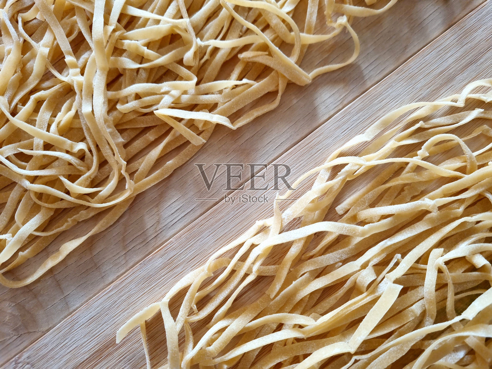 切菜板上的意大利面照片摄影图片