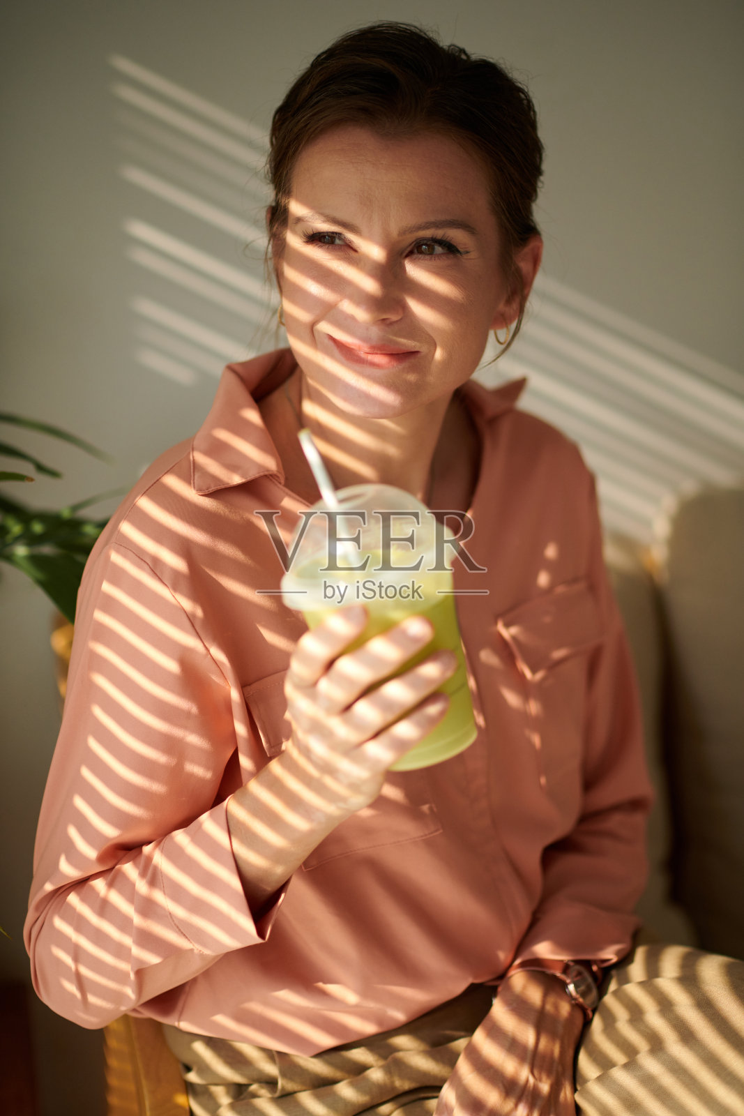 女性饮用含有抗氧化剂的抹茶饮料照片摄影图片