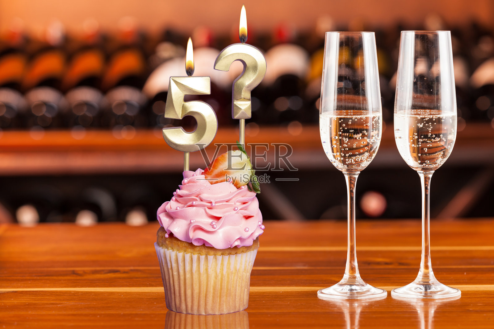 写着数字的小蛋糕和盛着酒的酒杯是生日或周年纪念的礼物照片摄影图片