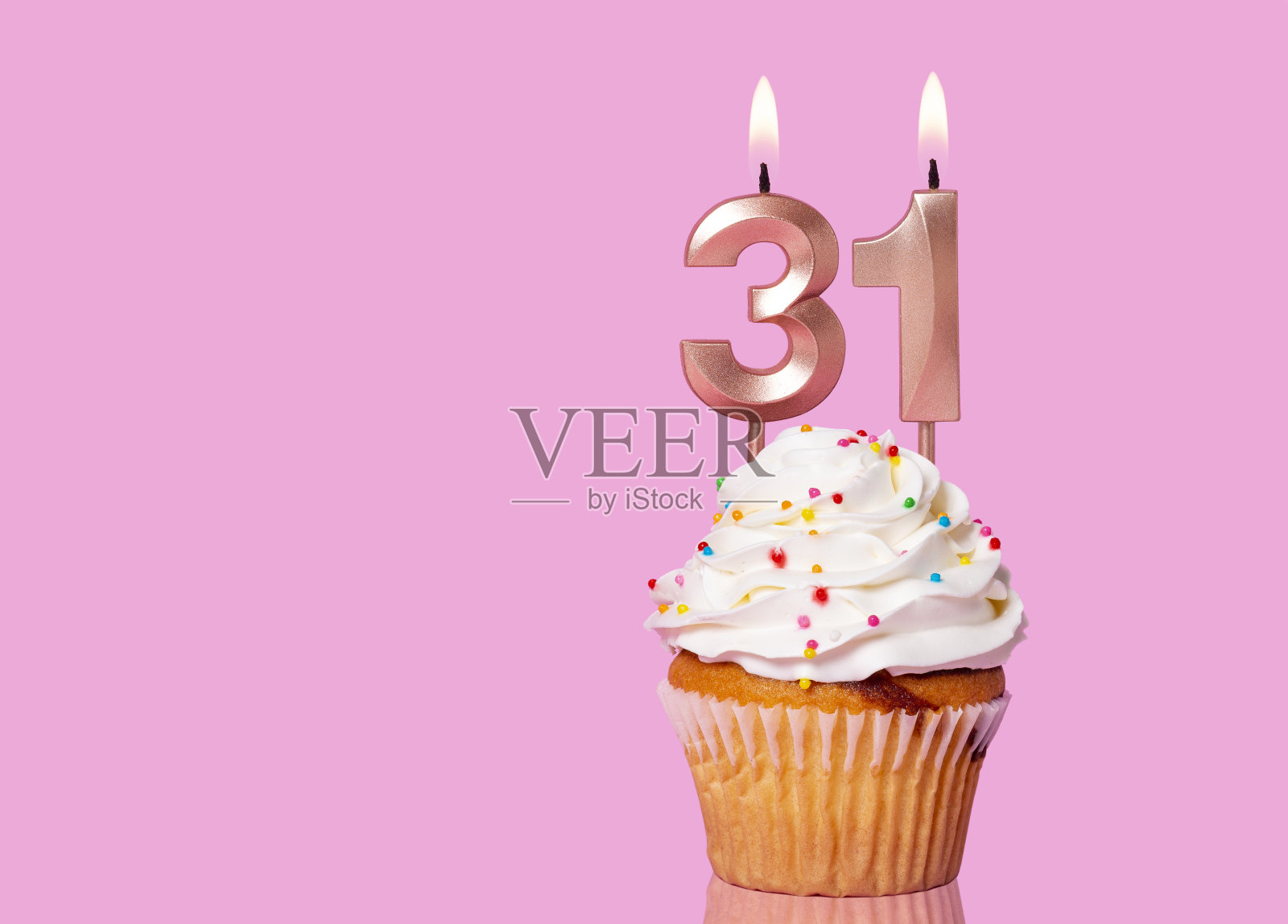 31号蜡烛生日蛋糕照片摄影图片