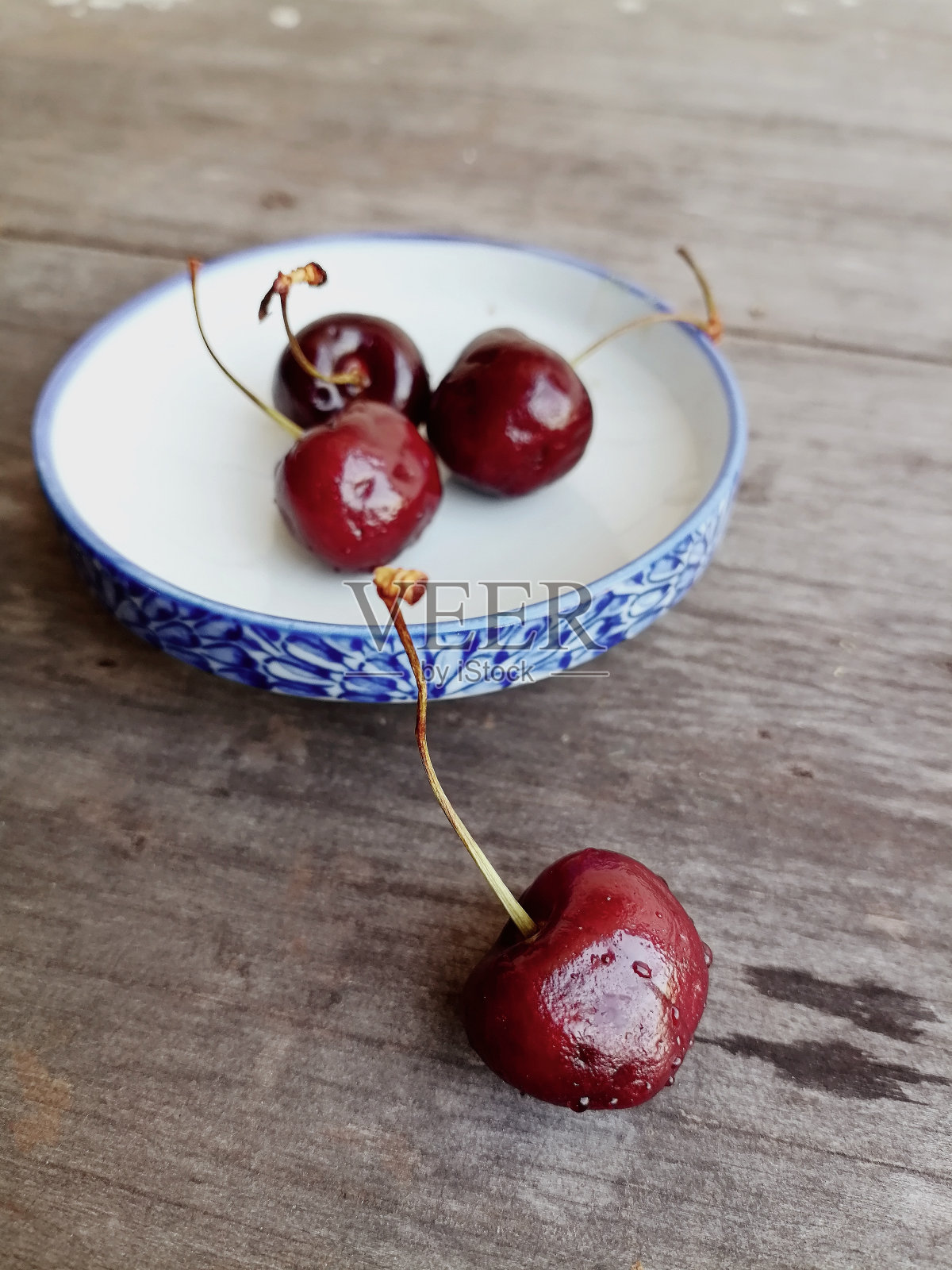 新鲜的红樱桃水果在桌木背景照片摄影图片