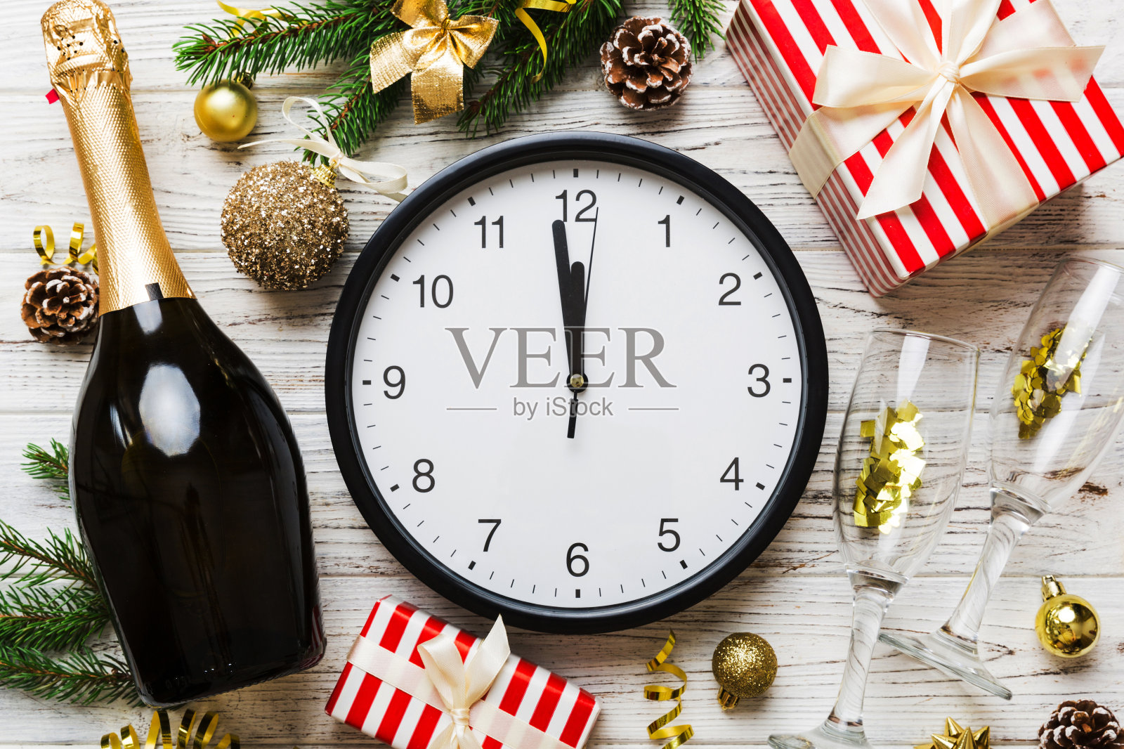 新年庆祝概念：香槟、酒杯、圣诞礼盒和装饰照片摄影图片