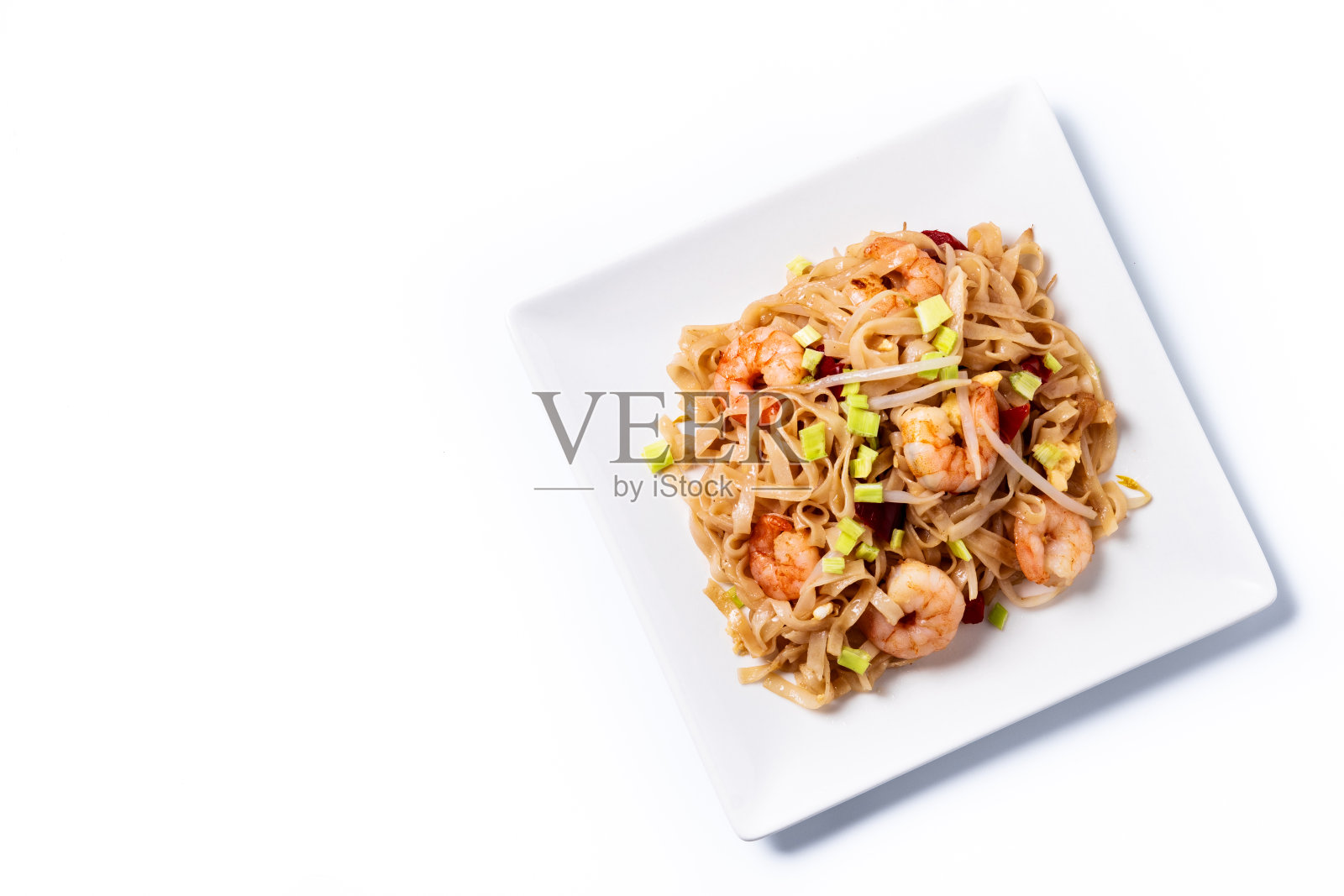 泰式炒面配虾和蔬菜，白色背景照片摄影图片