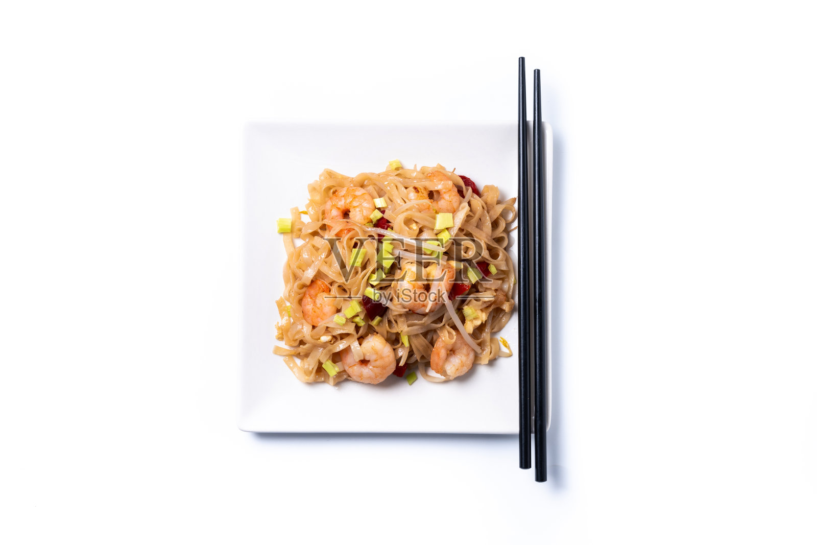 泰式炒面配虾和蔬菜，白色背景。传统泰国菜照片摄影图片