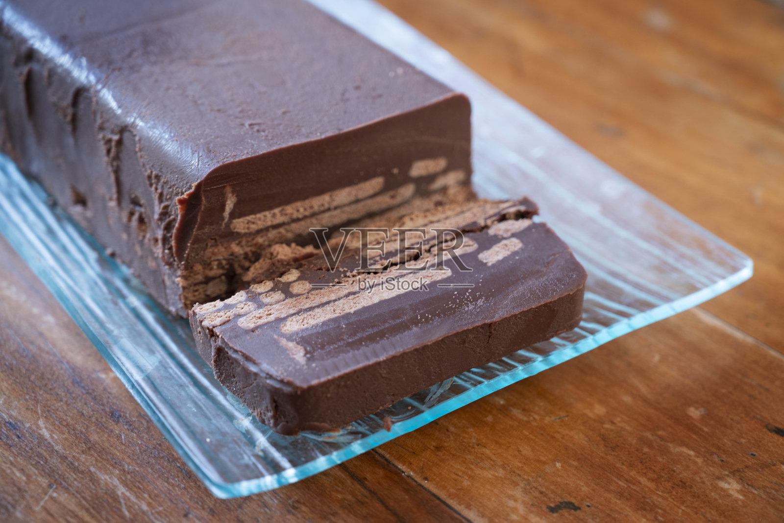 “冷狗”蛋糕， 一种由黄油饼干分层制成的甜点照片摄影图片