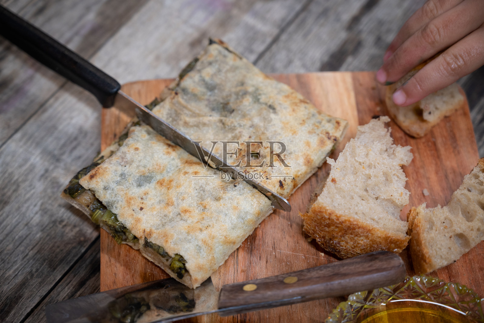 搭配厨房刀具的传统黎巴嫩菠菜馅饼照片摄影图片