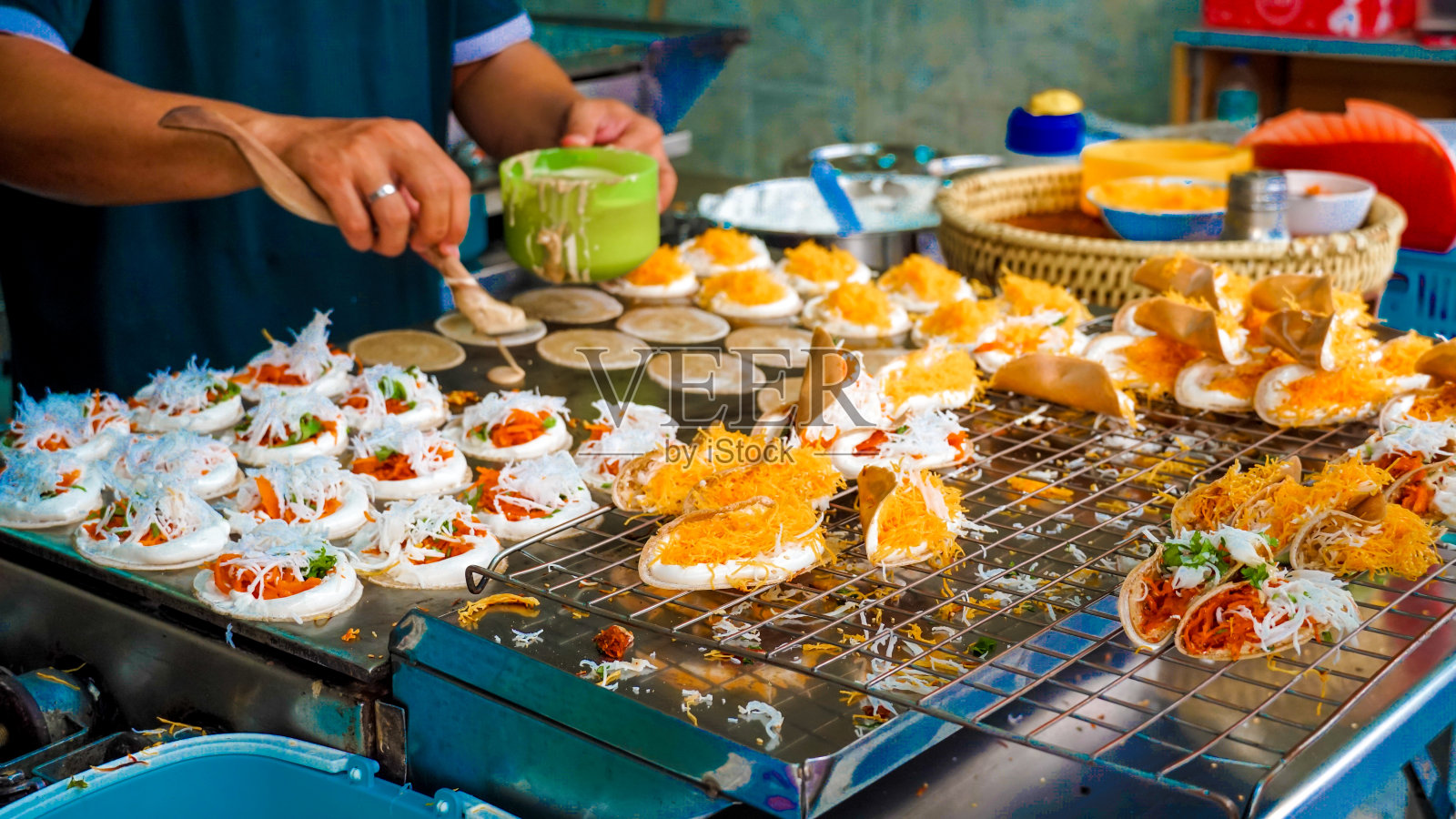 Khanom Bueng——街头小吃。一种泰国甜品，美味，酥脆，美味，健康。素食甜点，当地甜点照片摄影图片