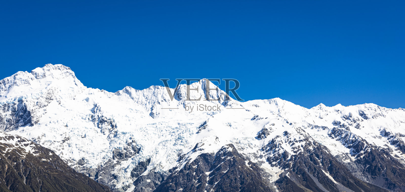 山景如高山白雪皑皑的山峰在冬山的景色照片摄影图片