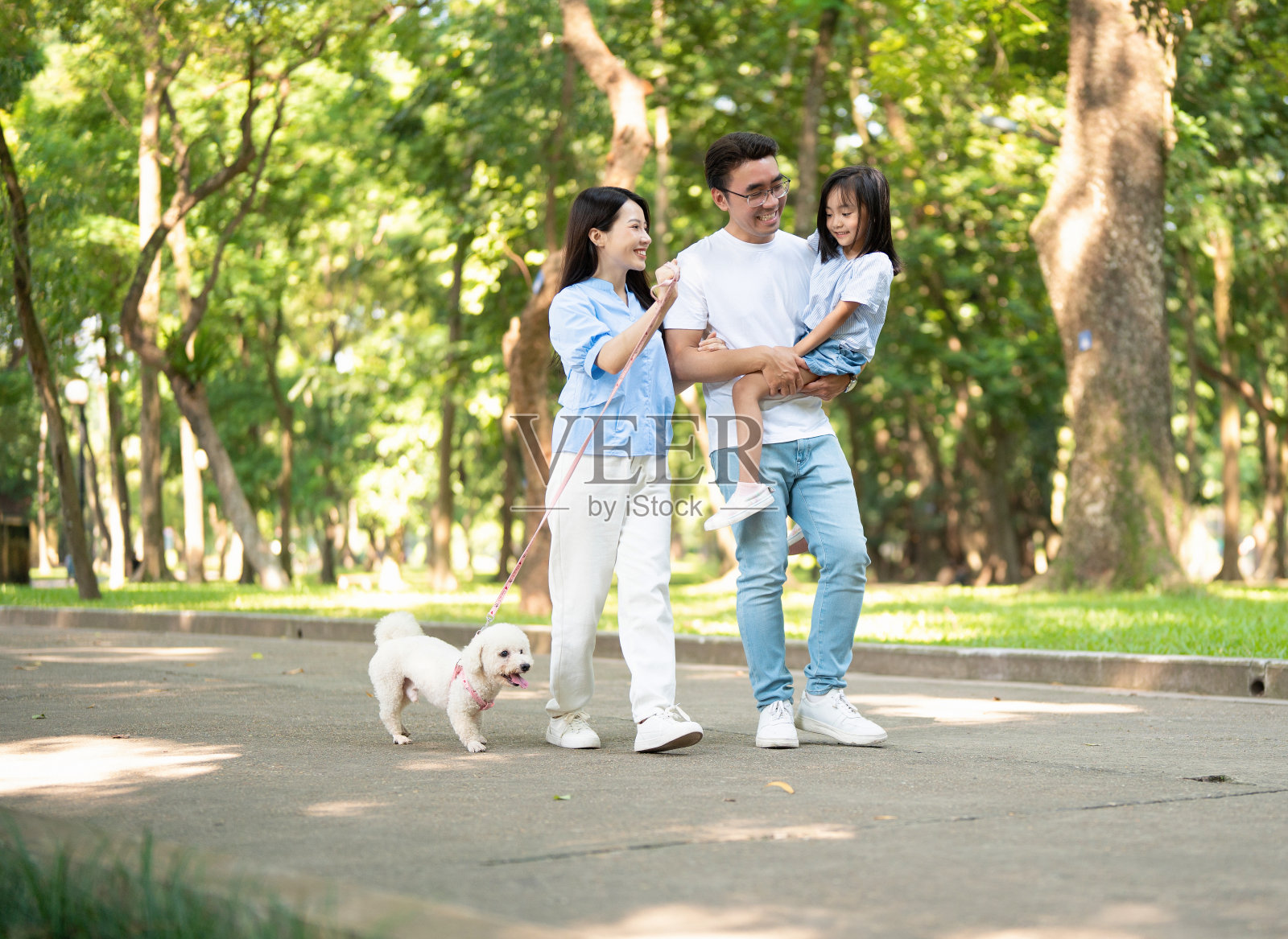 年轻的亚洲家庭在公园的照片照片摄影图片