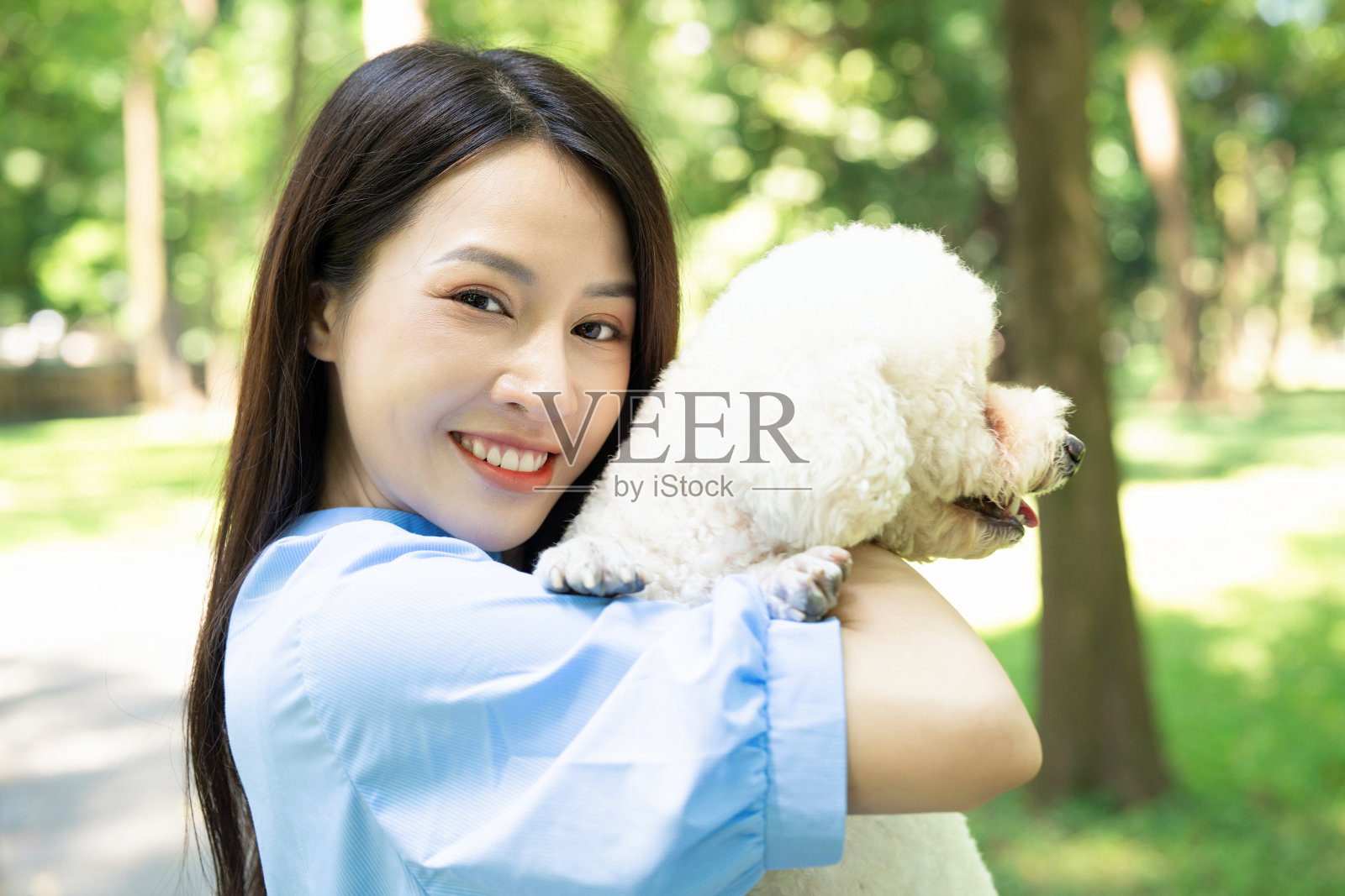 年轻的亚洲女孩和她的狗的照片照片摄影图片