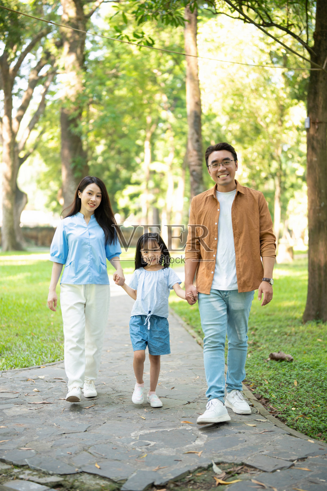 年轻的亚洲家庭在公园的照片照片摄影图片