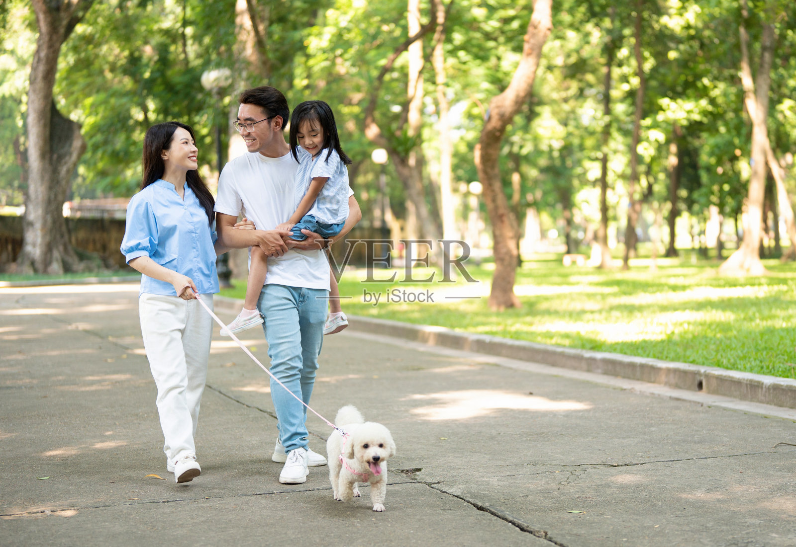 年轻的亚洲家庭在公园的照片照片摄影图片