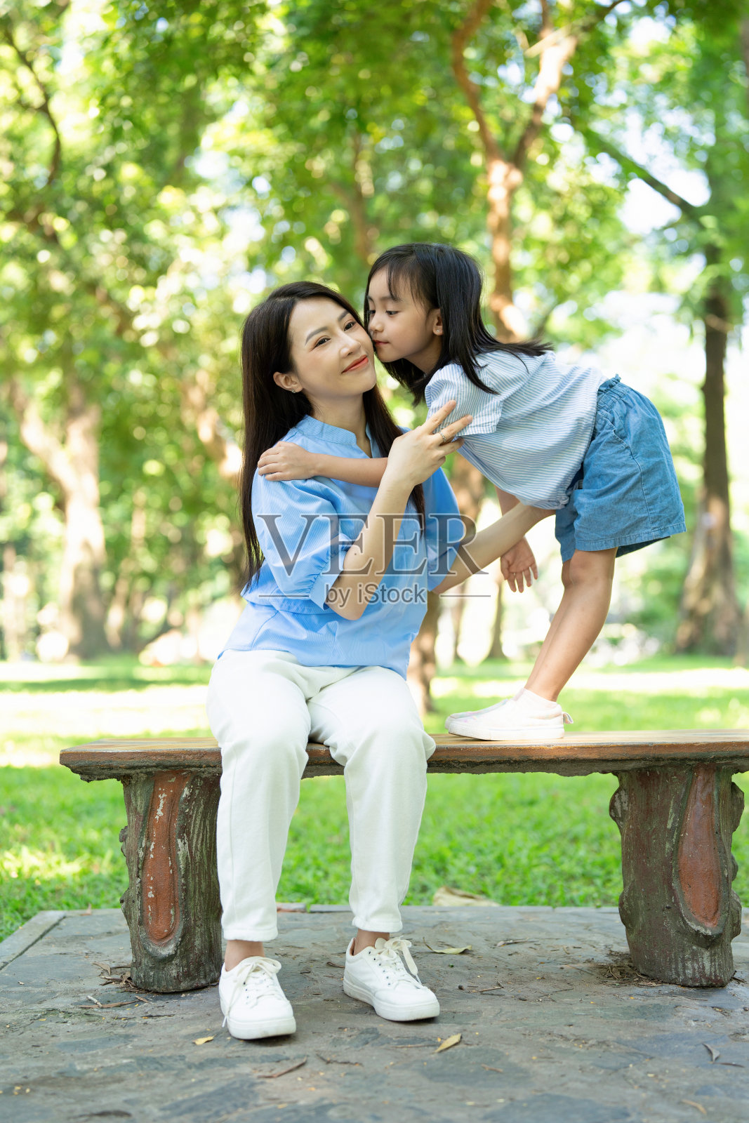 亚洲母女在公园的照片照片摄影图片