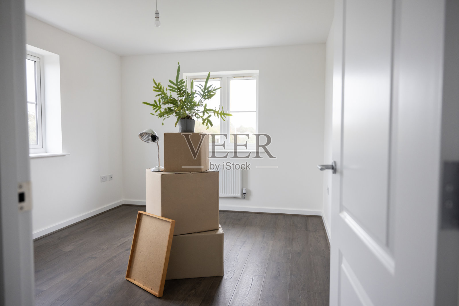 搬家那天，新家的空房间有包装箱照片摄影图片