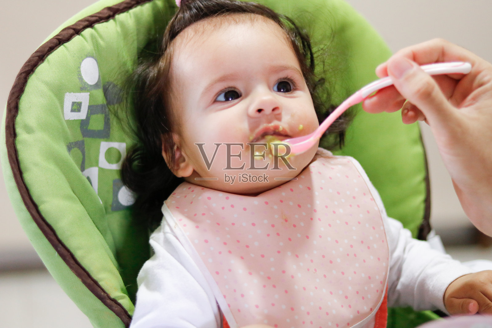 婴儿坐在高脚椅上照片摄影图片