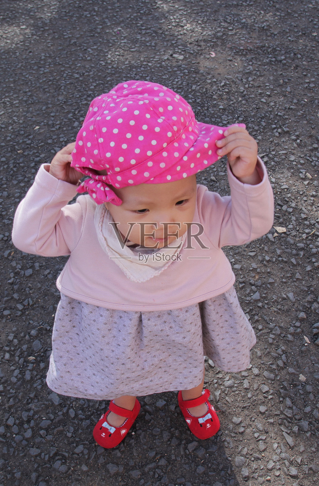 一个可爱的女婴肖像照片摄影图片