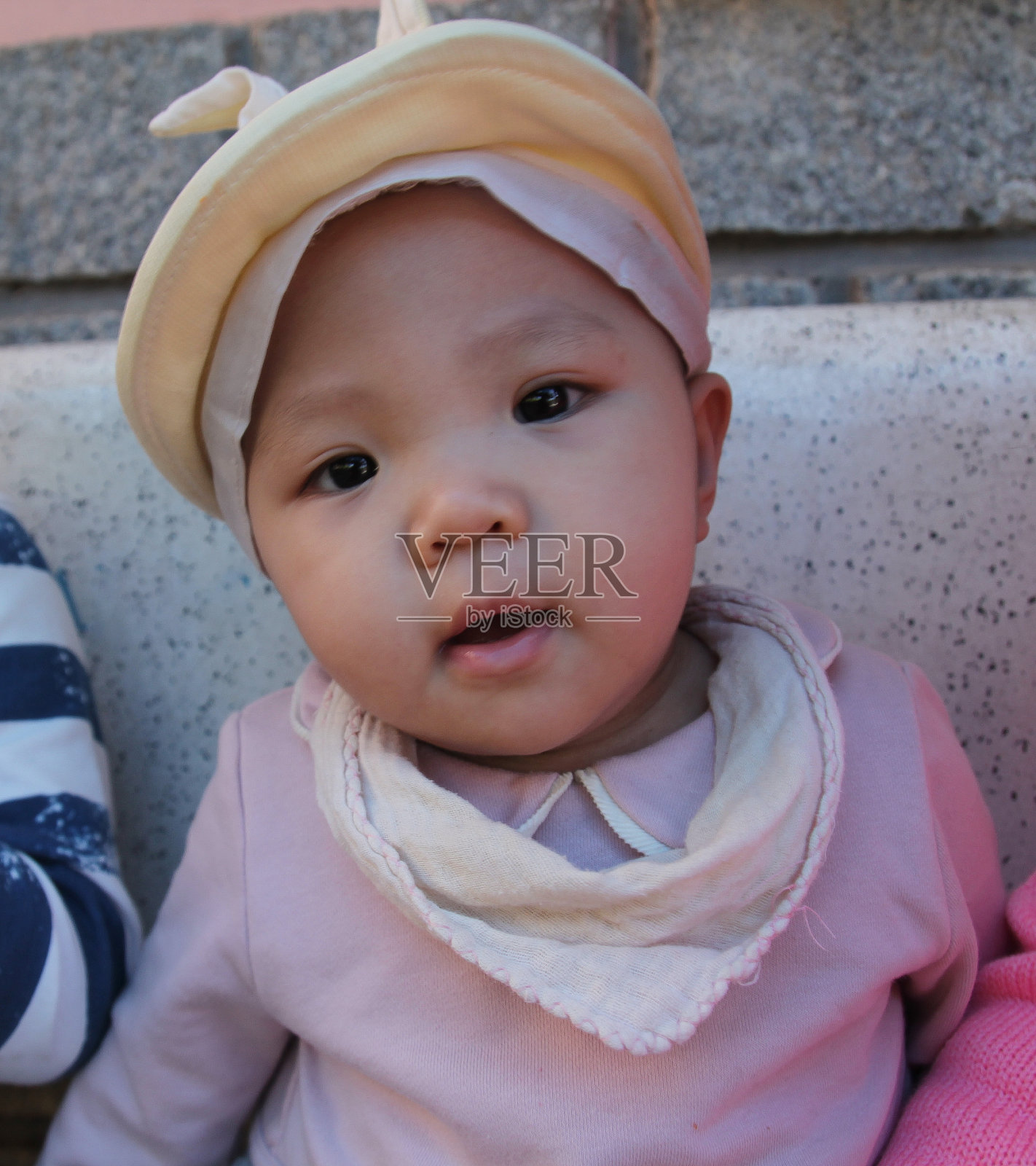 一个可爱的女婴肖像照片摄影图片