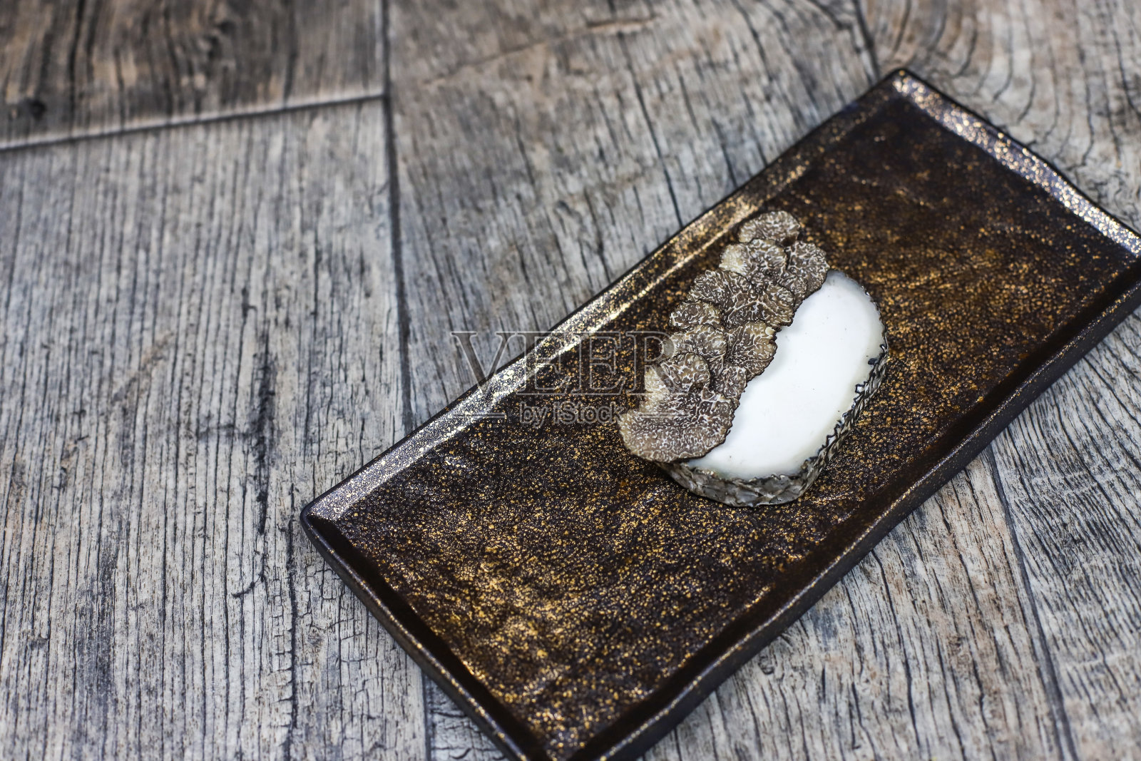 蒙特埃内布罗奶酪建议搭配松露照片摄影图片