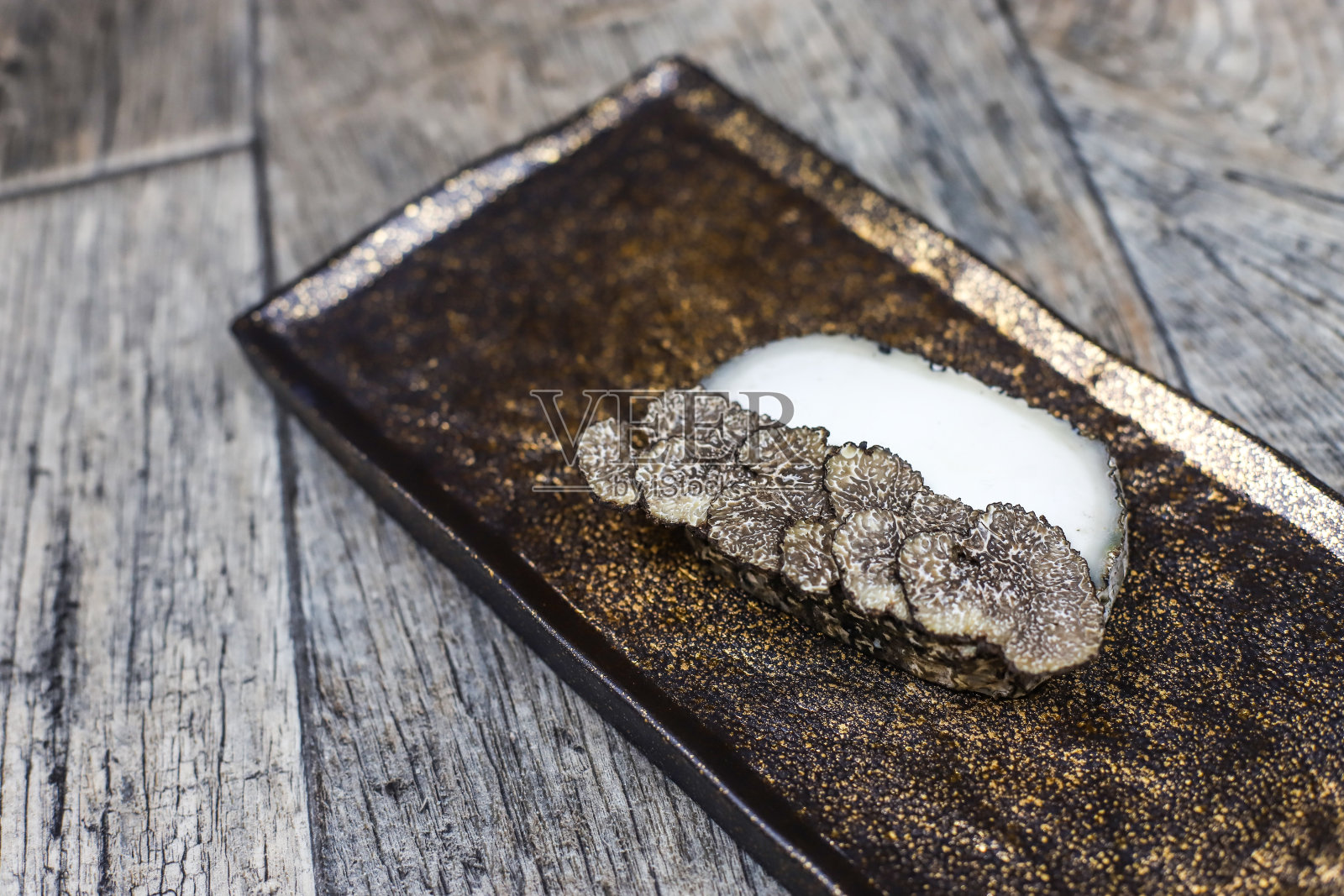 蒙特埃内布罗奶酪建议搭配松露照片摄影图片