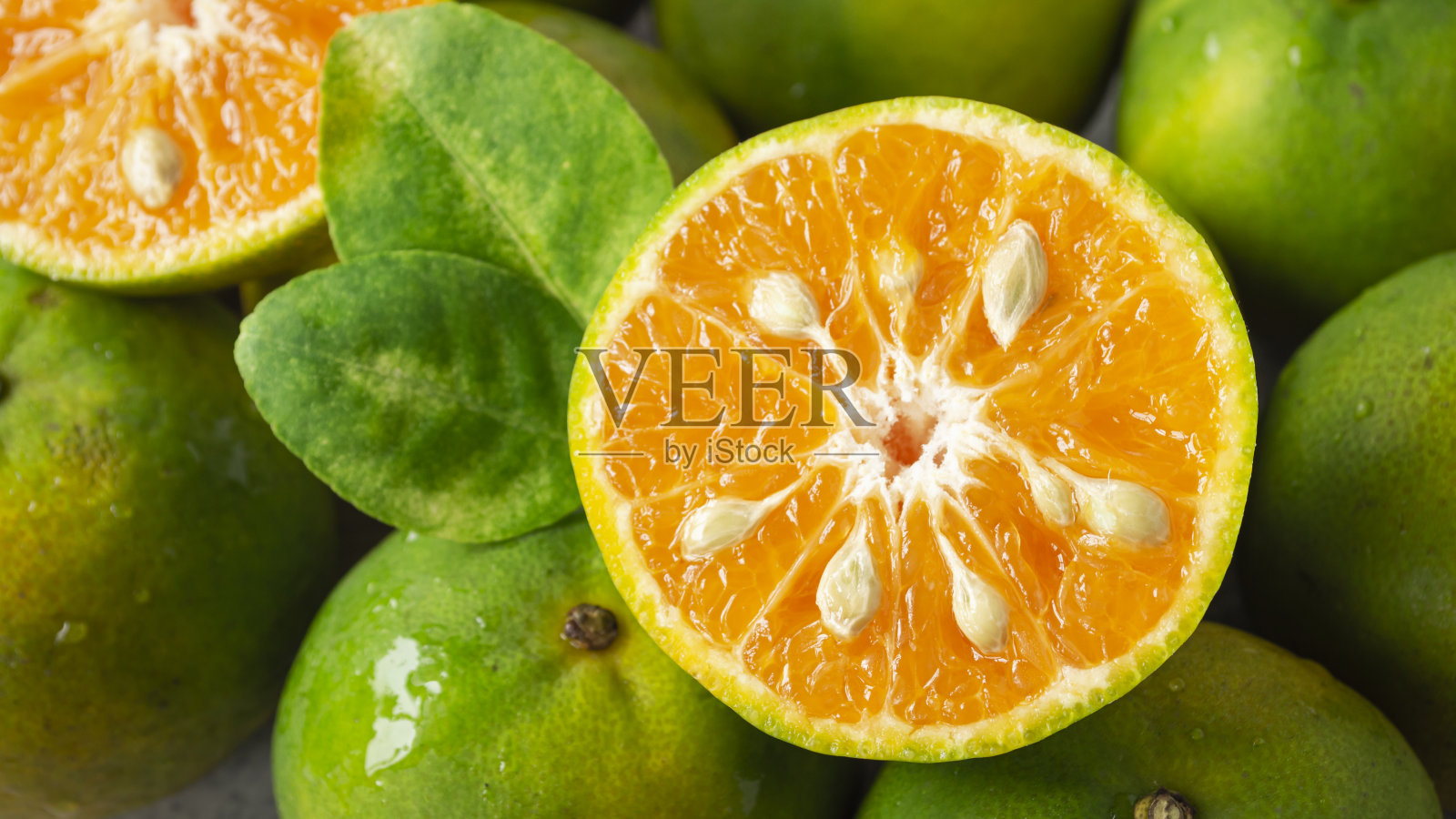 切成两半黄色果肉的橘子照片摄影图片