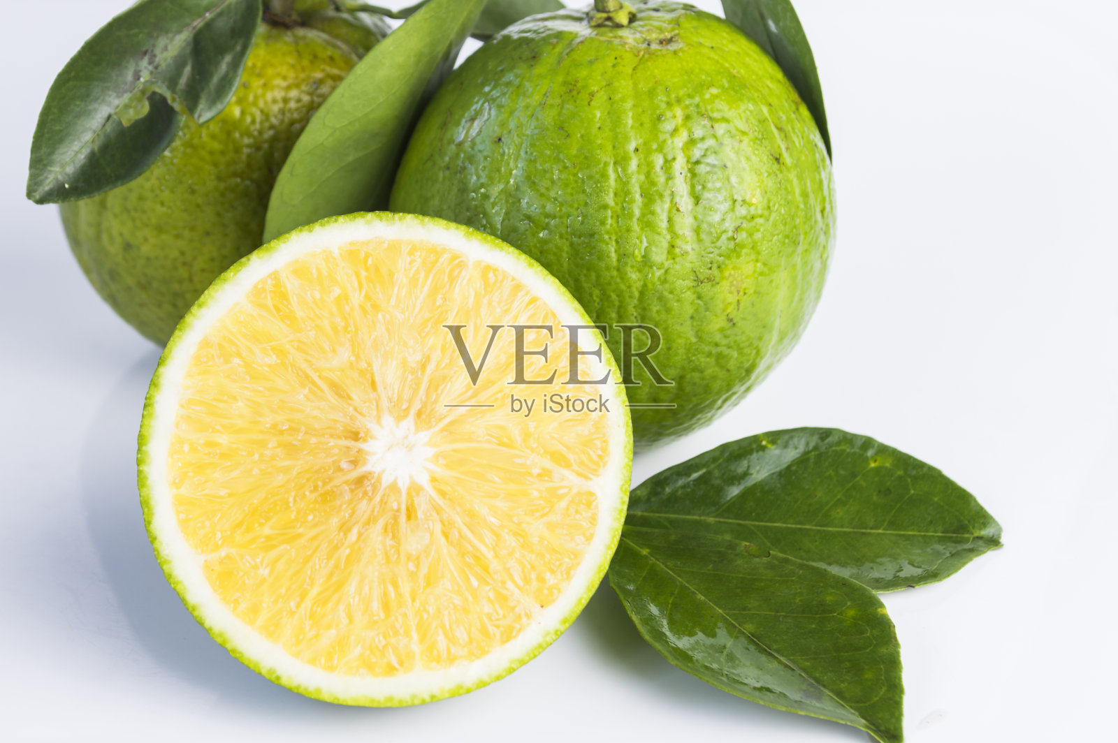 新鲜的柑橘类水果，切成两半，果肉多汁。照片摄影图片