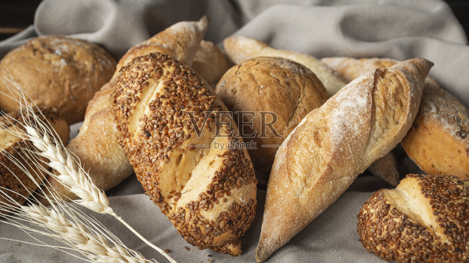 新鲜出炉的美味黑面包照片摄影图片