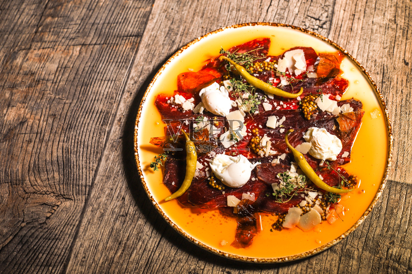 西班牙牛肉火腿Cecina Rubia Gallega鹌鹑蛋和泡菜照片摄影图片