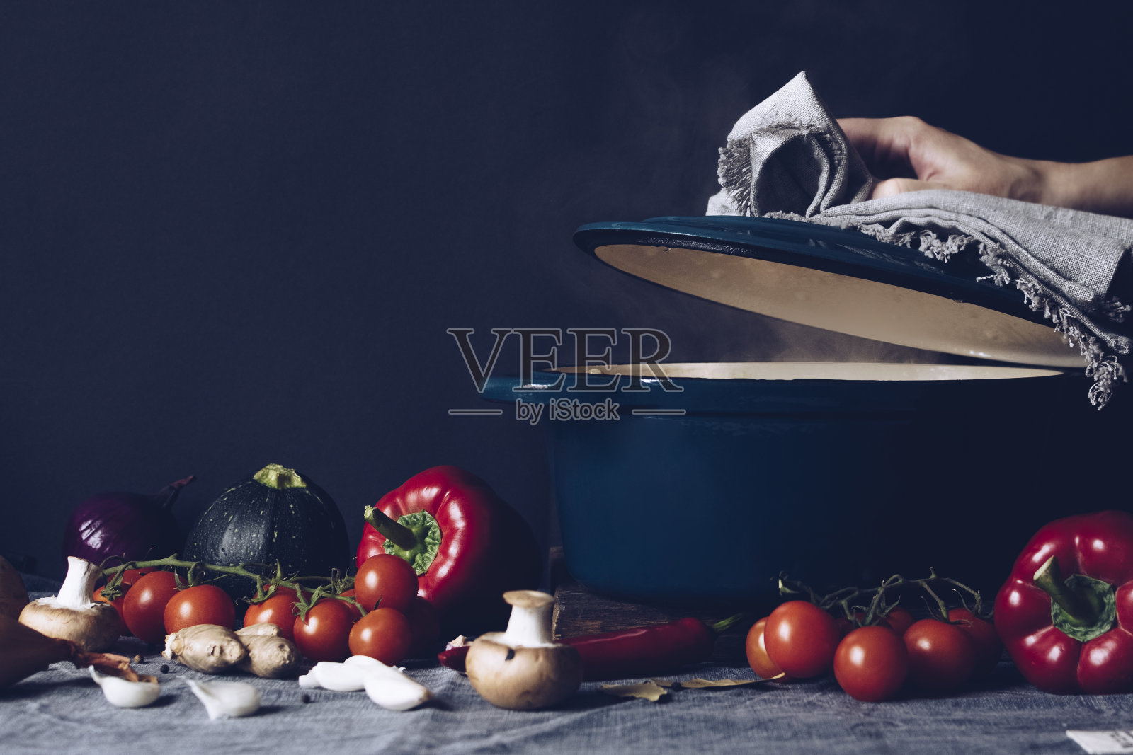 铁锅和质朴的餐桌上的蔬菜。自制食物，烹饪，素食的概念照片摄影图片