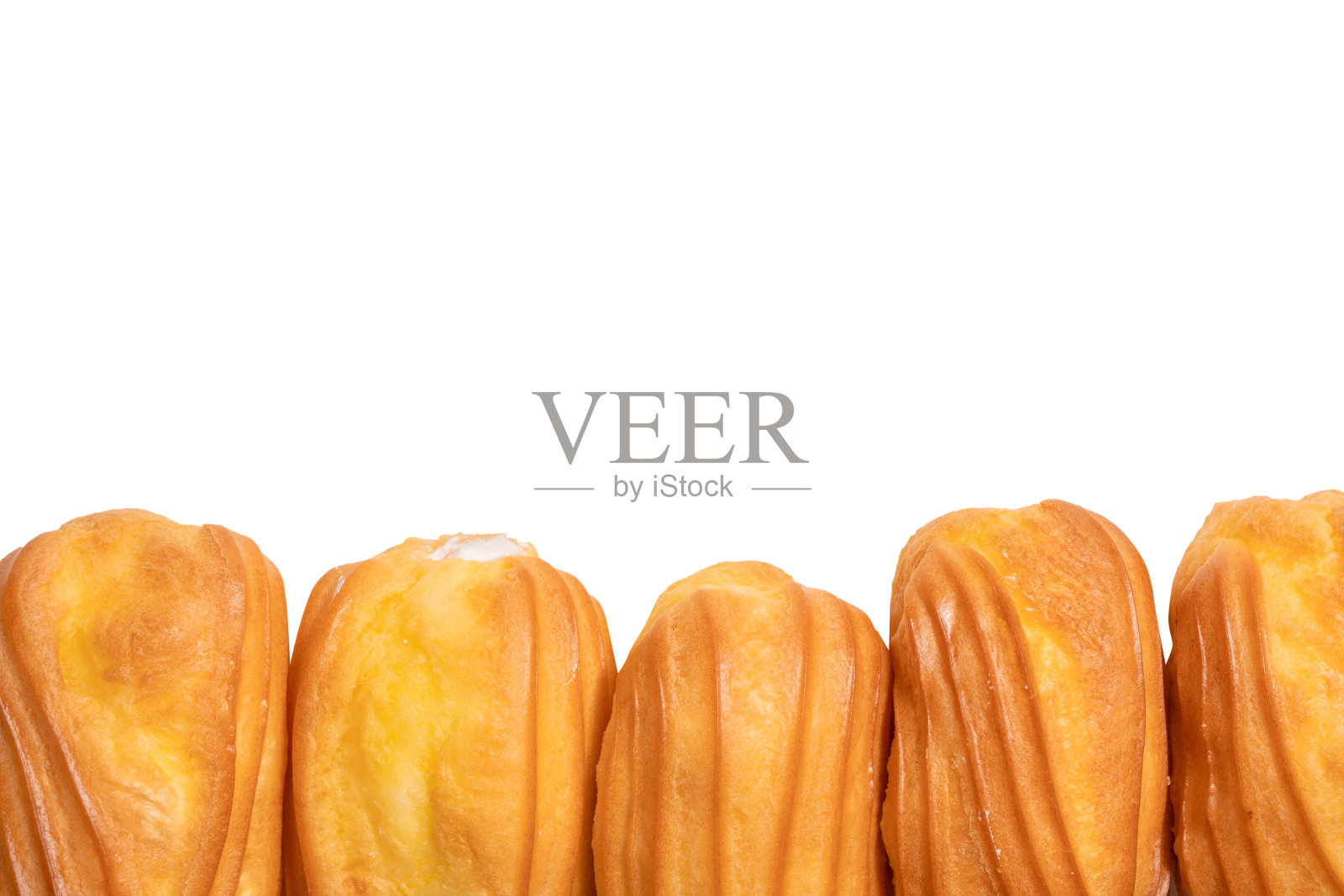 白色背景上的甜泡芙。照片摄影图片