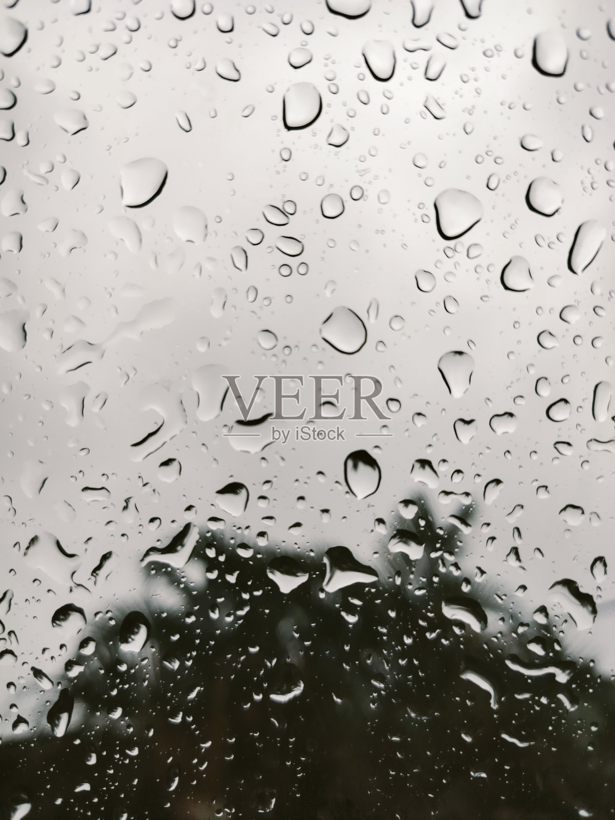 雨滴落在窗户上，抽象模糊的背景照片摄影图片