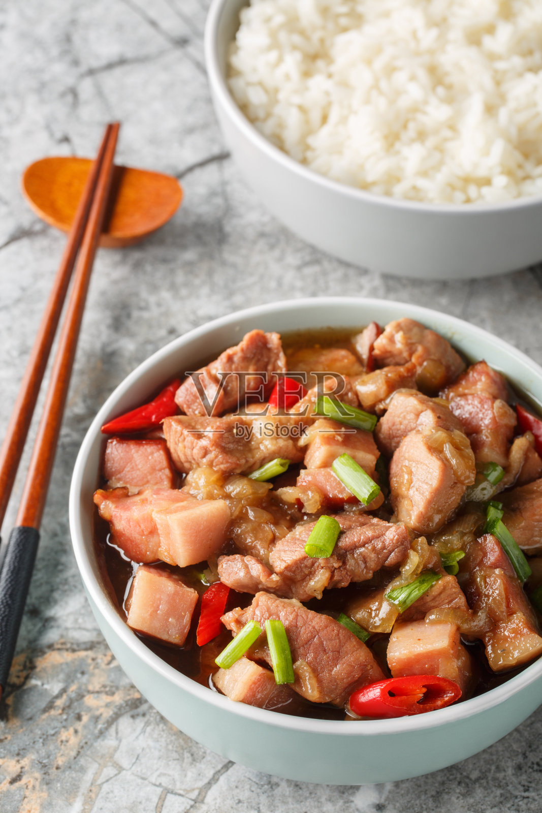 姜辣甜抽慢炖猪肉配米饭(特写)。垂直照片摄影图片