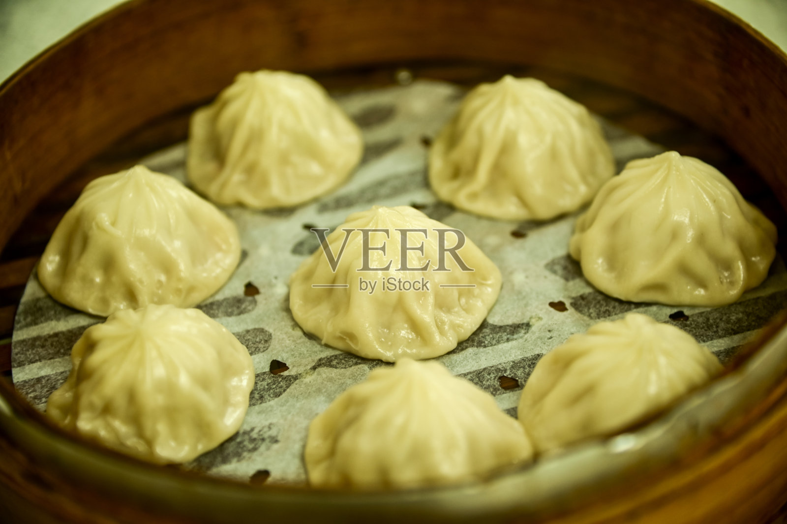 小笼包或汤包在竹制蒸笼中的特写。照片摄影图片