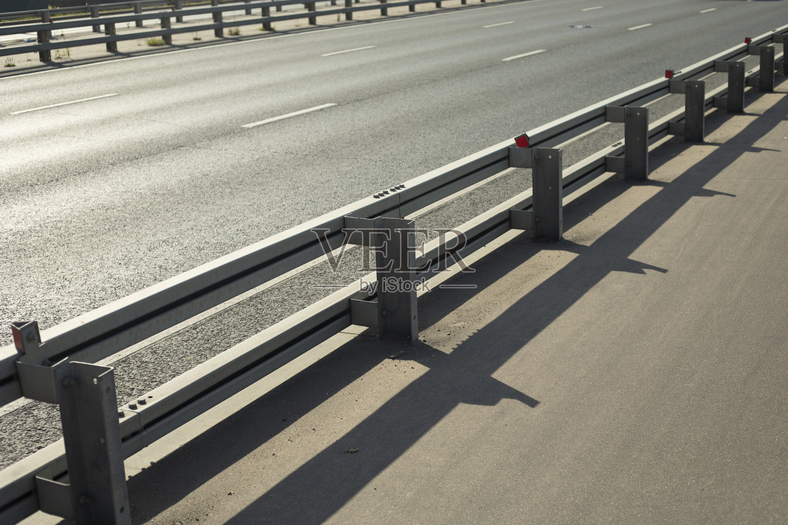 高速公路上的保险杠。一条空荡荡的路。跟踪的细节。Highwayside。照片摄影图片