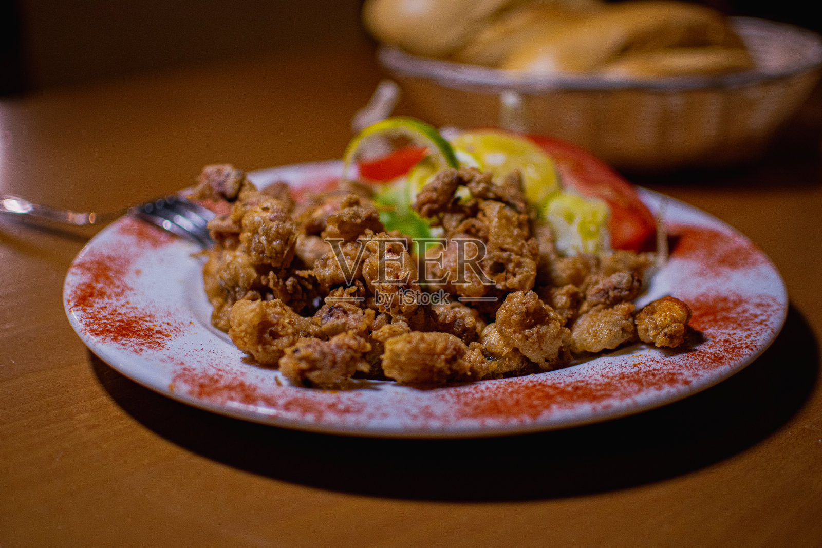 意大利烤肉配蔬菜和面包照片摄影图片