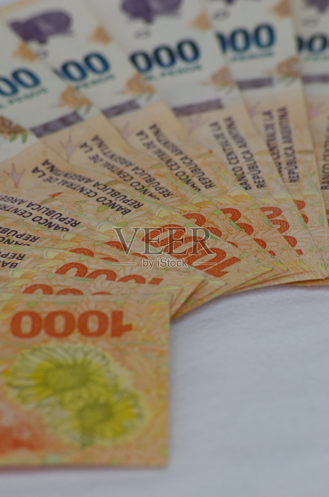 一千阿根廷比索的钞票，用扇形的阿根廷货币兑换照片摄影图片