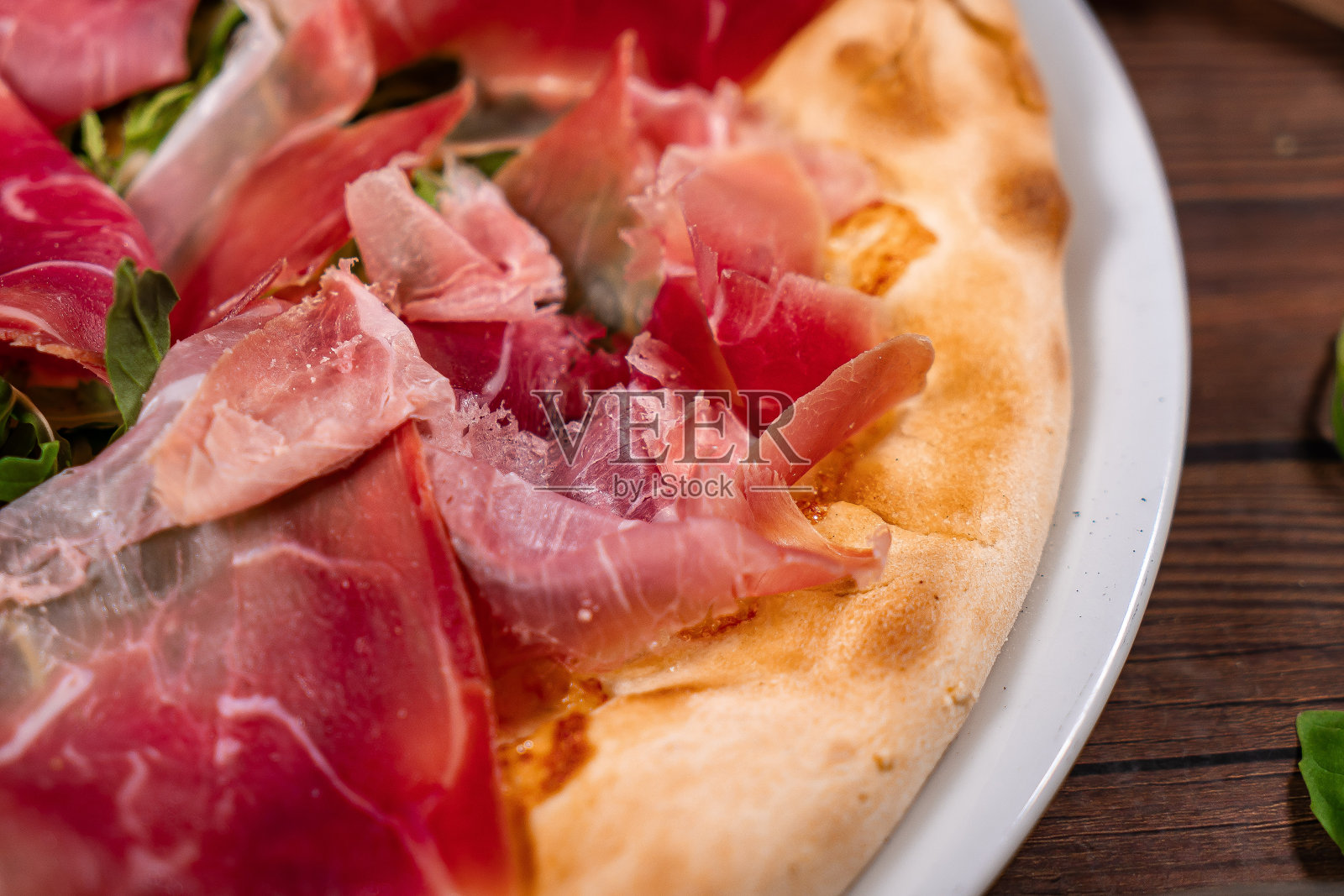 白披萨配意大利熏火腿，芝麻菜和帕尔马干酪照片摄影图片