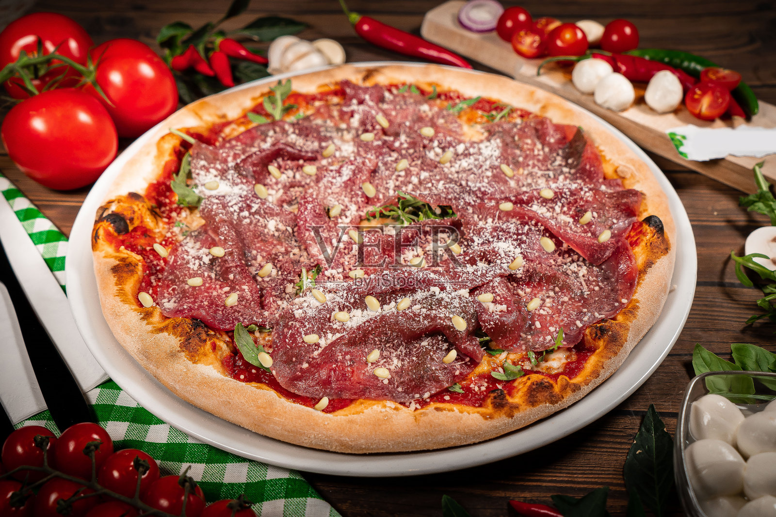 用芝麻菜帕尔马干酪做的烤肉披萨。披萨上放土豆片照片摄影图片