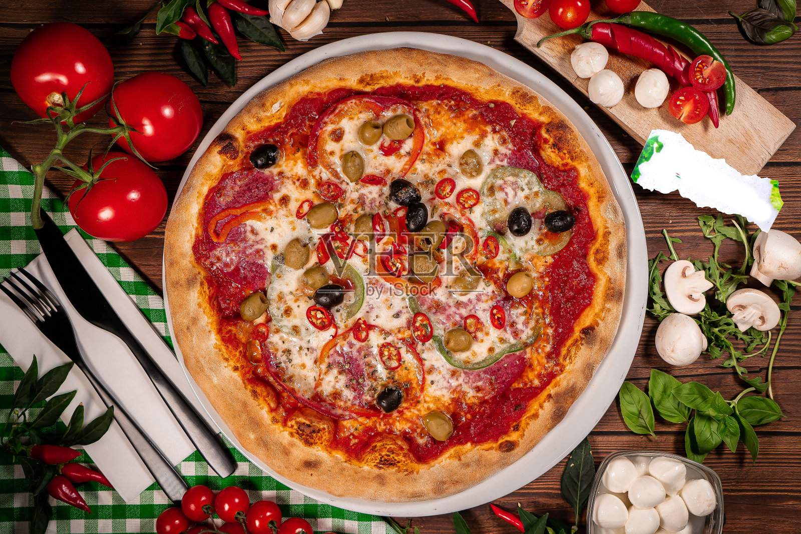 披萨Diablo Diavolo热辣椒在木制背景顶部视图。照片摄影图片