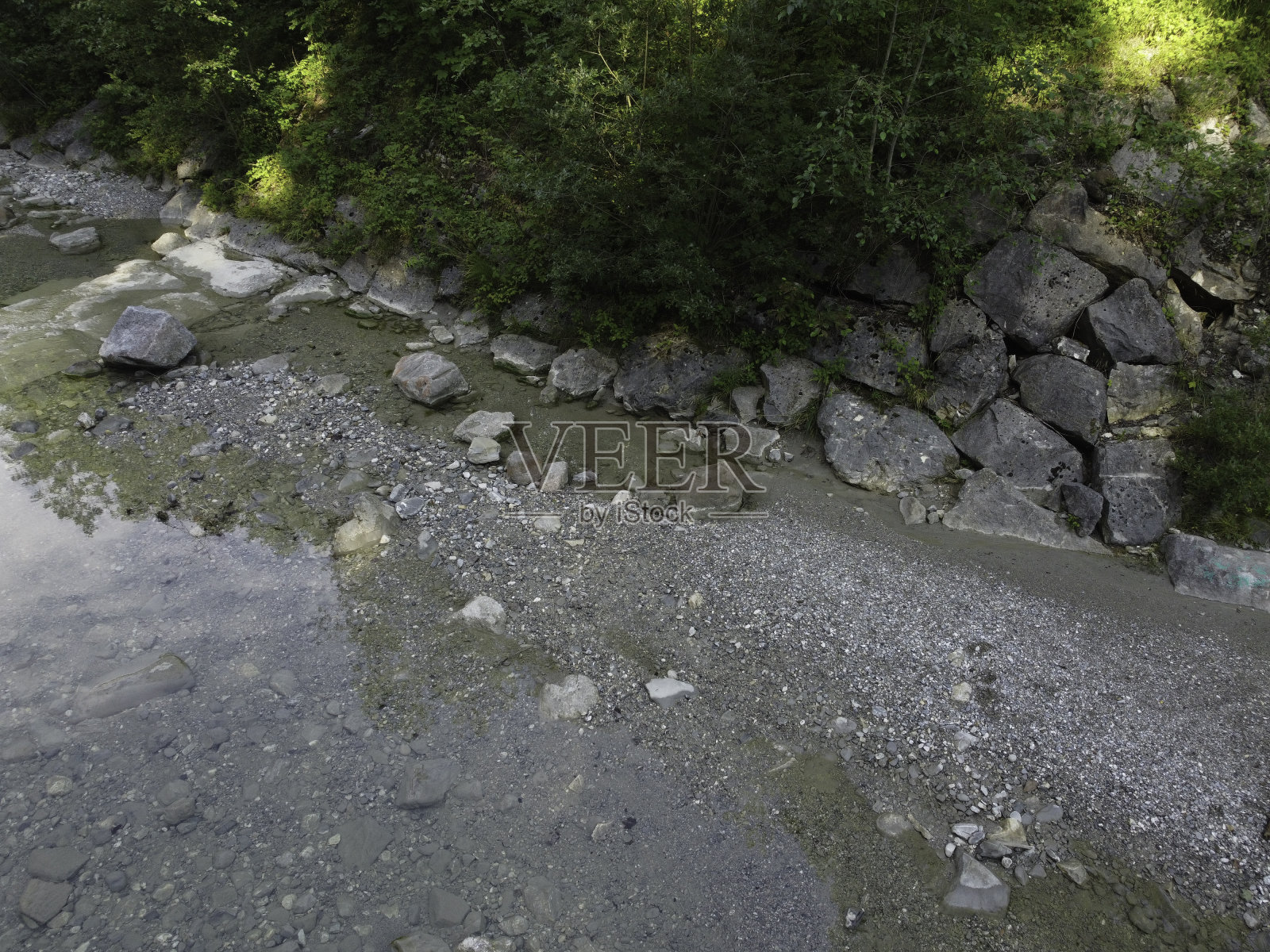 在上巴伐利亚的一个自然地区的河流，在日出时有水坝和大石头照片摄影图片