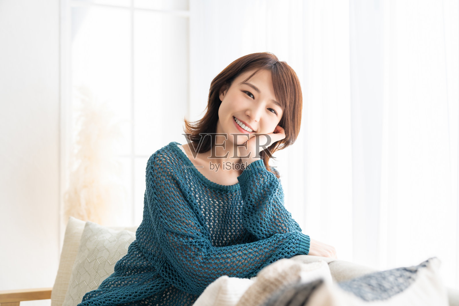 年轻迷人的亚洲女人照片摄影图片