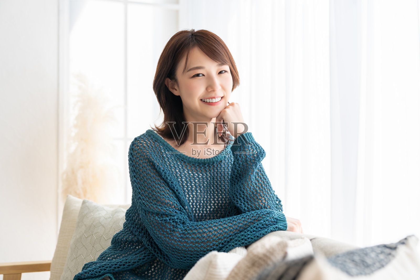 年轻迷人的亚洲女人照片摄影图片