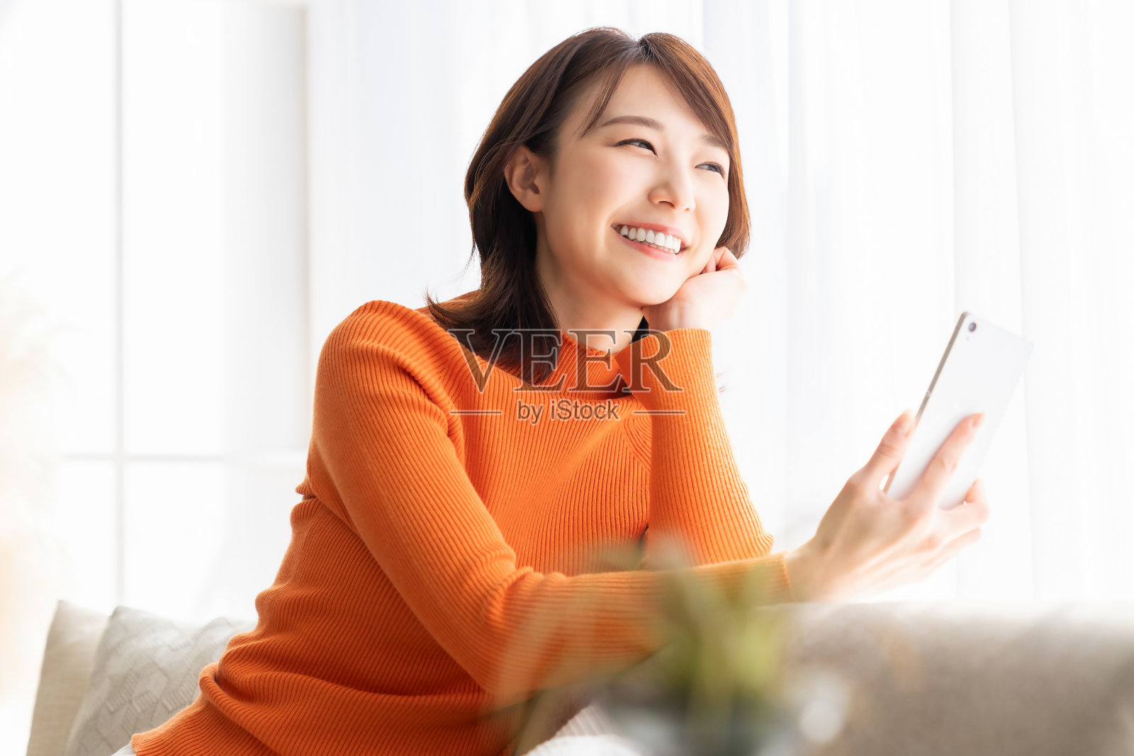 使用智能手机的亚洲女性照片摄影图片