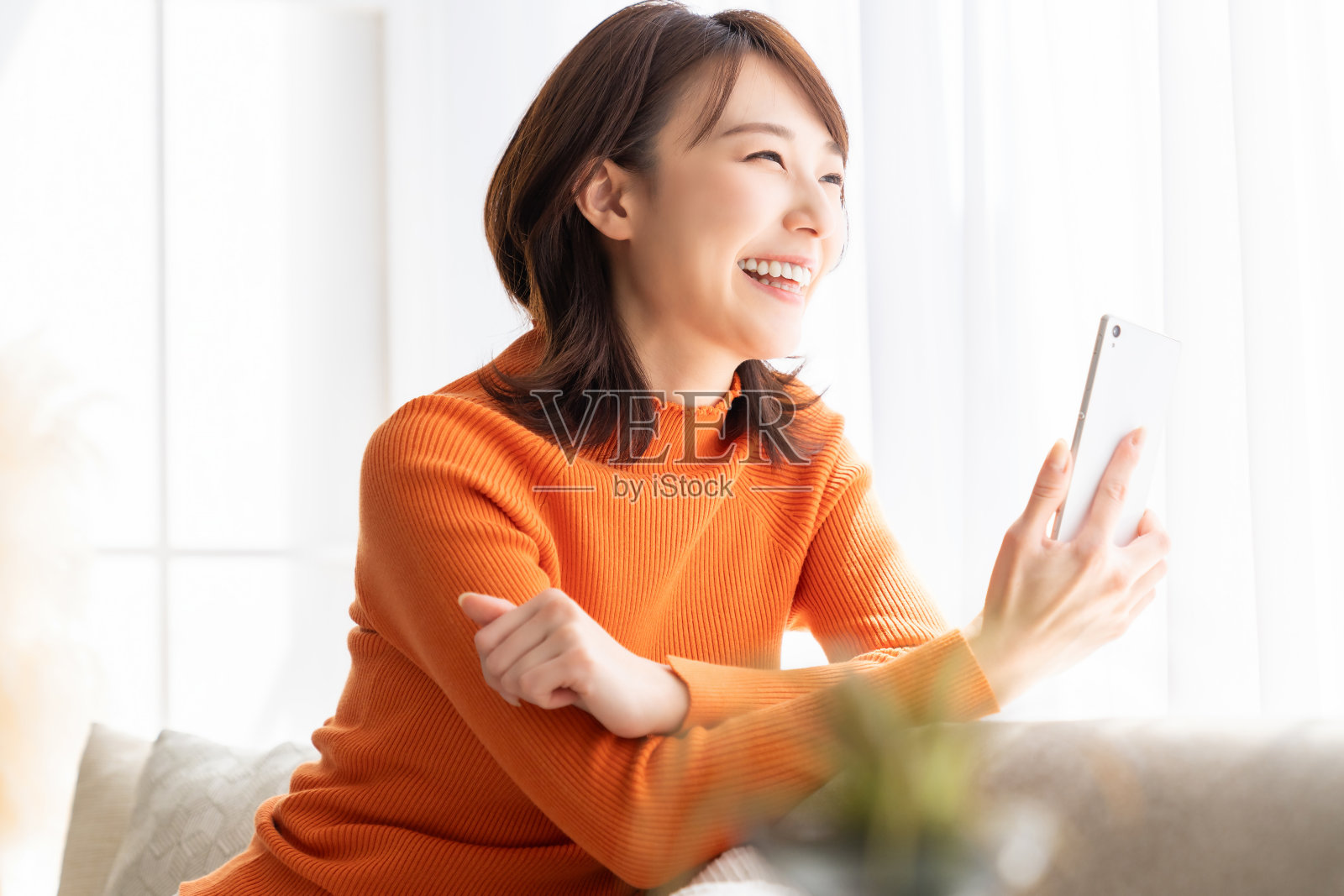 使用智能手机的亚洲女性照片摄影图片