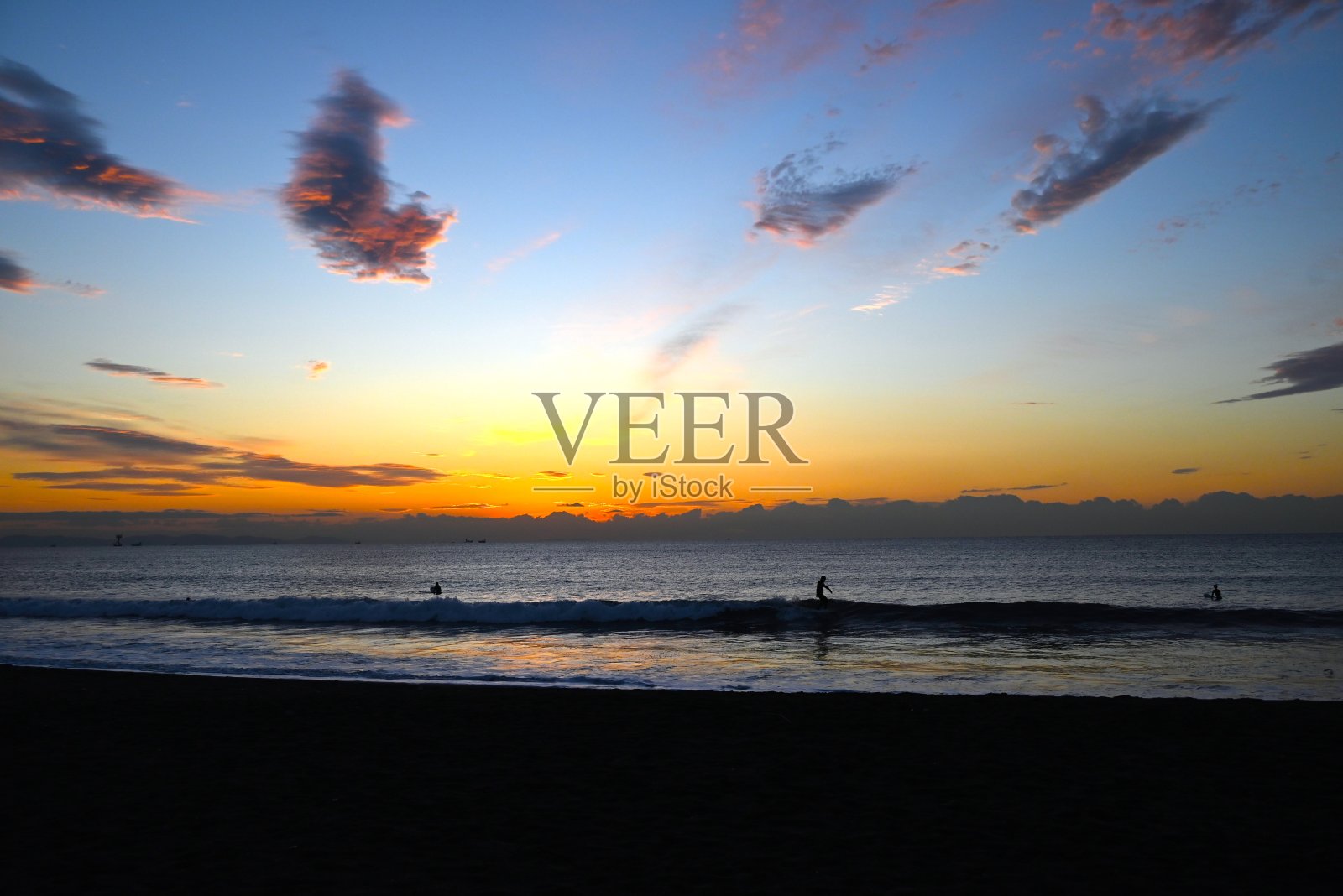 黎明时海滩的景色。新年贺卡的材质图片。照片摄影图片