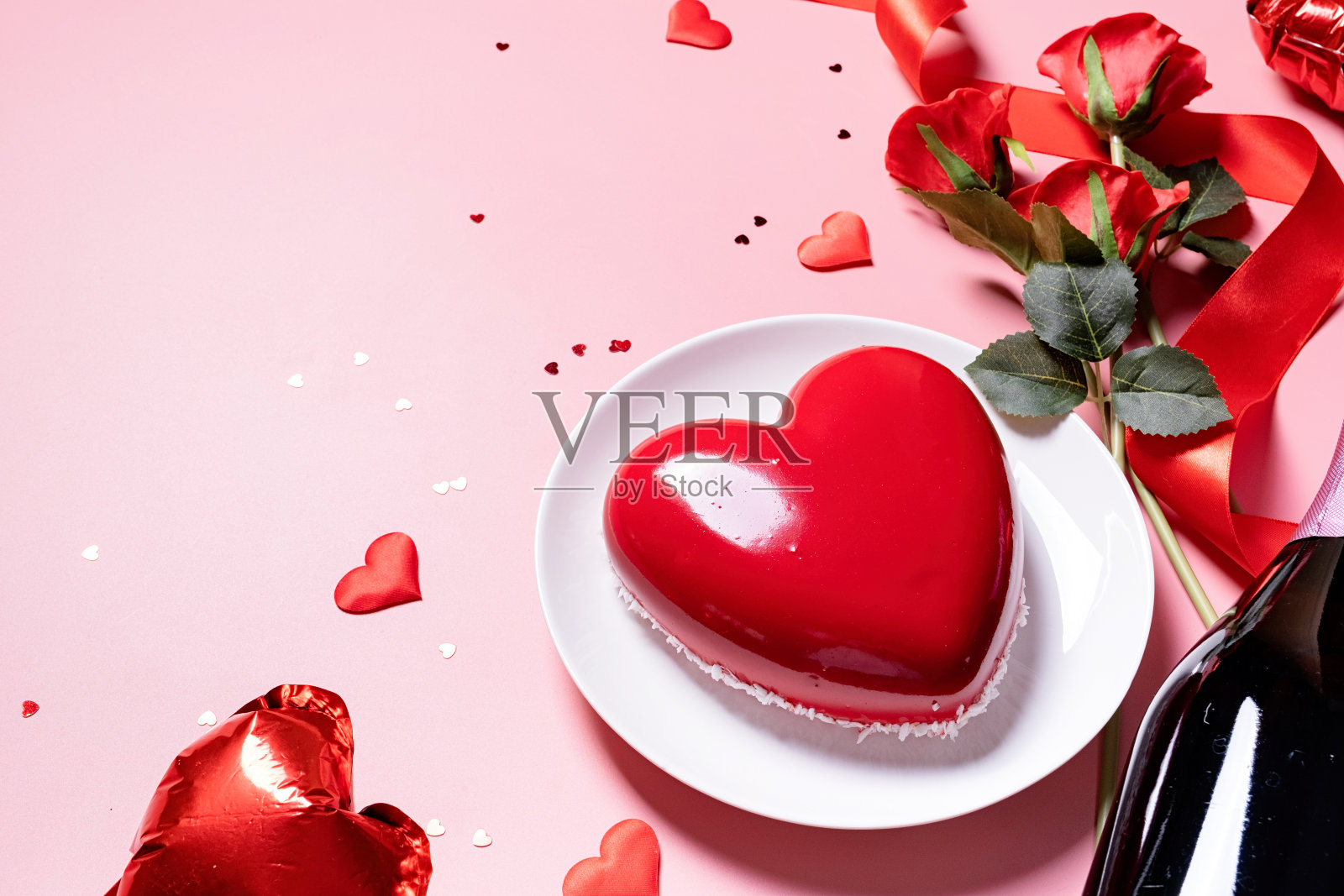 心形彩釉情人节蛋糕和鲜花在粉红色的背景照片摄影图片