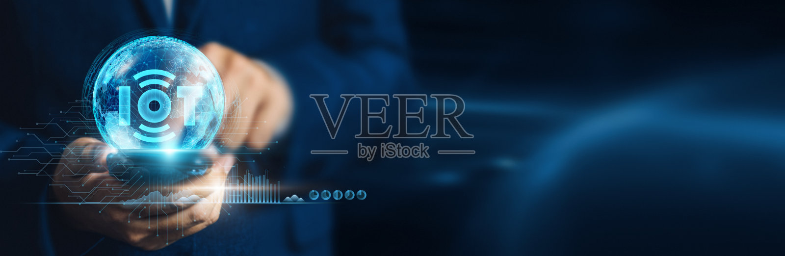 商人在全球网络连接上使用移动智能手机，与支持物联网的设备进行无缝通信和控制，并开发创新的物联网技术。照片摄影图片