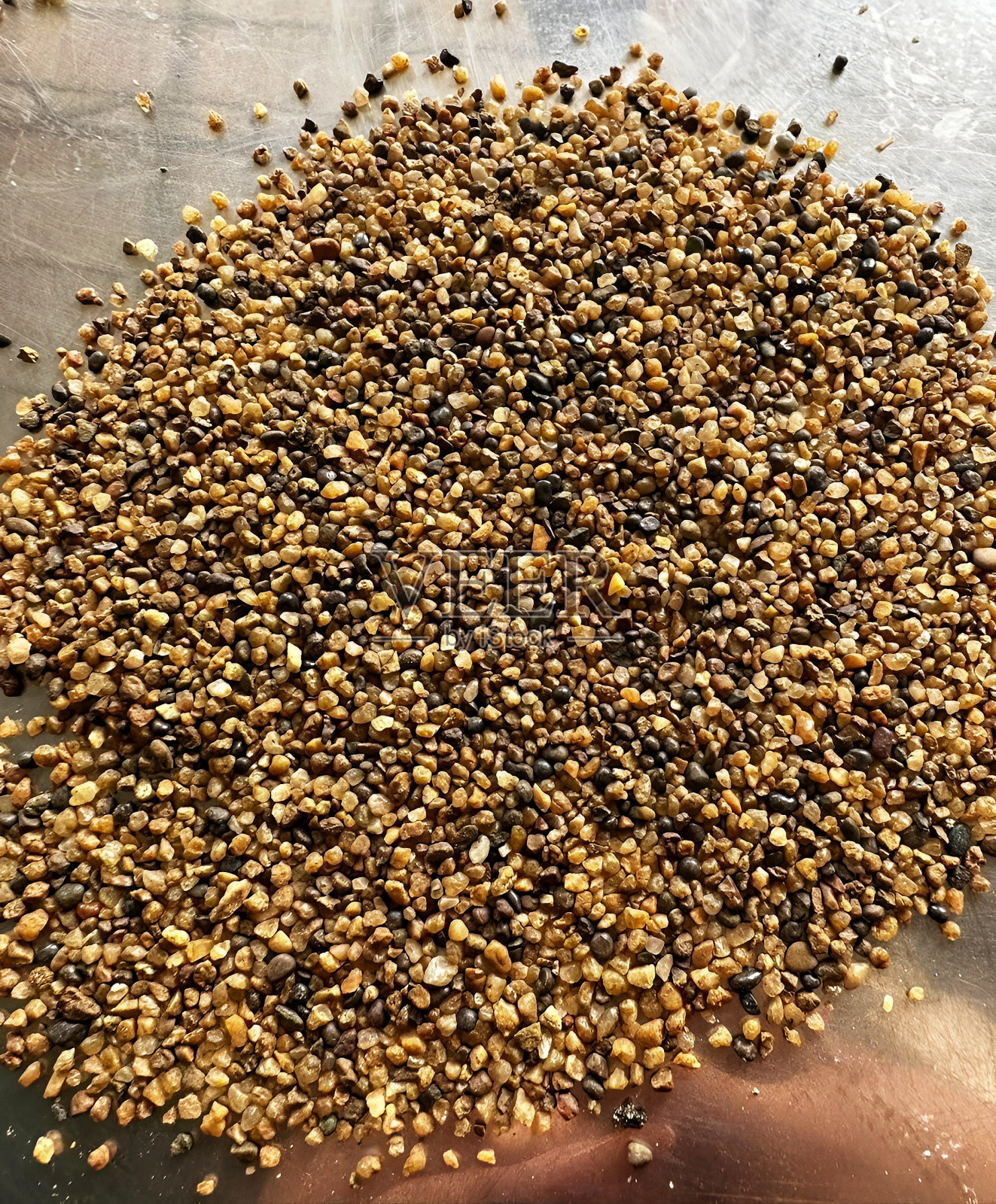 一堆装满各种石头的碗。砾石和碎石地面。照片摄影图片